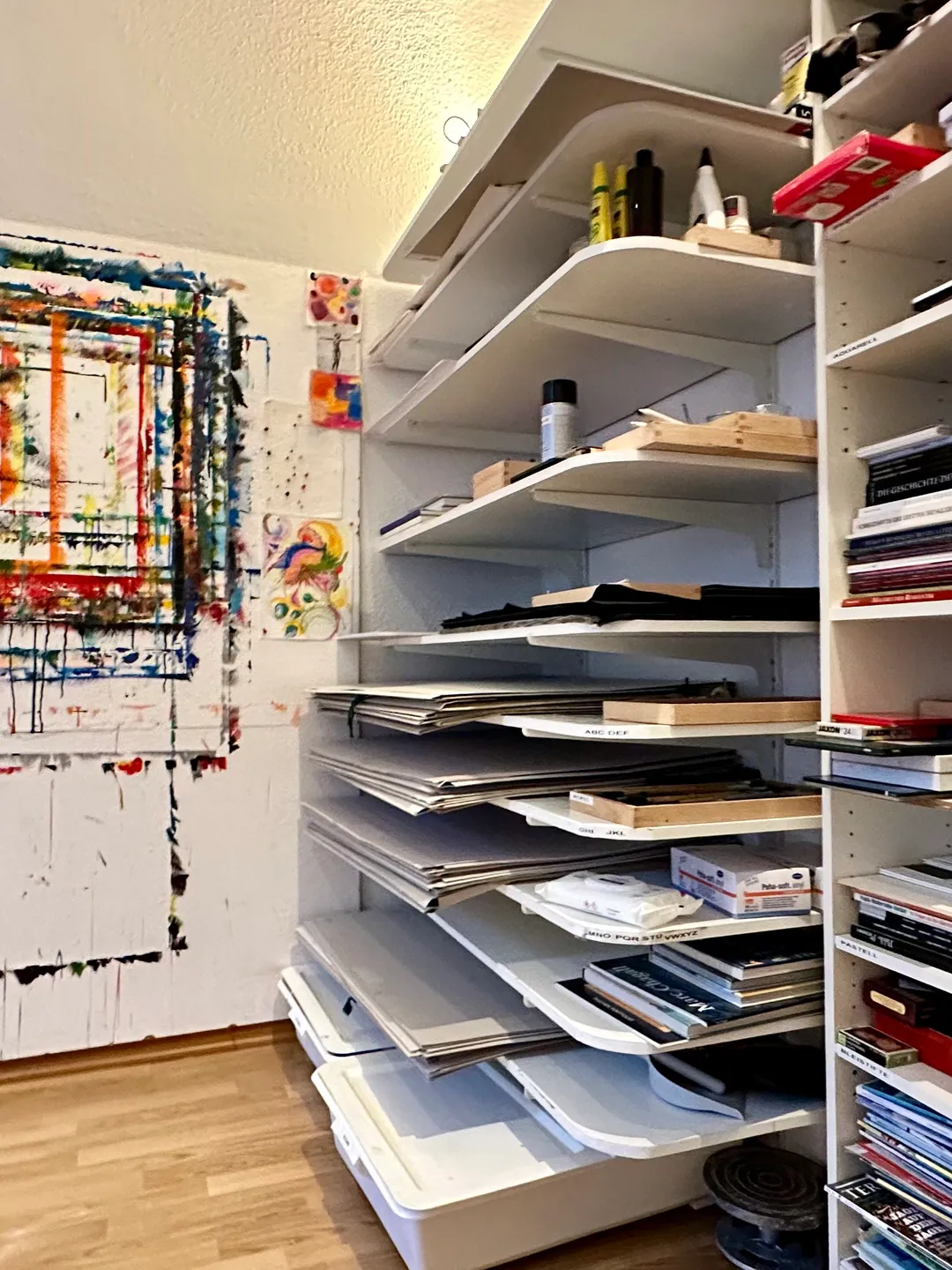 Eine Regalwand mit Farbflaschen, Pinseln, Gefäßen und Werkzeug